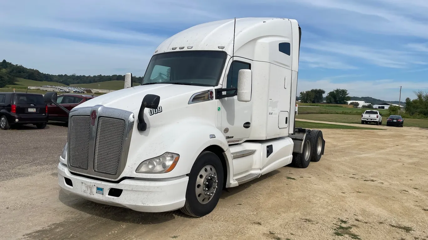 2017 Kenworth T680 Semi Truck (Has WI Title)