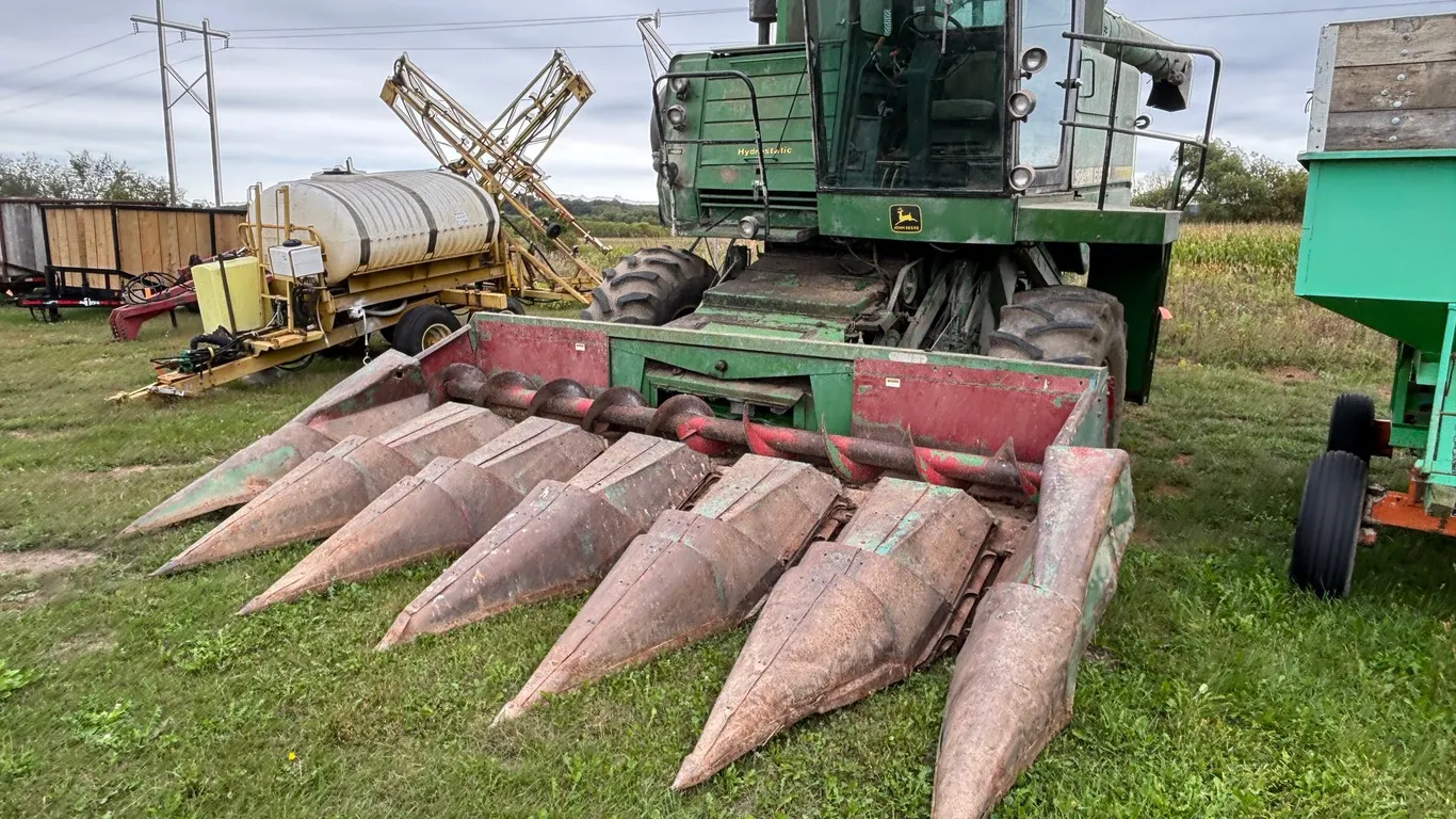 6620 John Deere Sidehill Combine