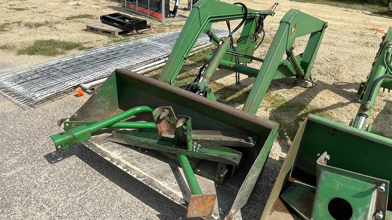 John Deere 48 Loader with Bucket