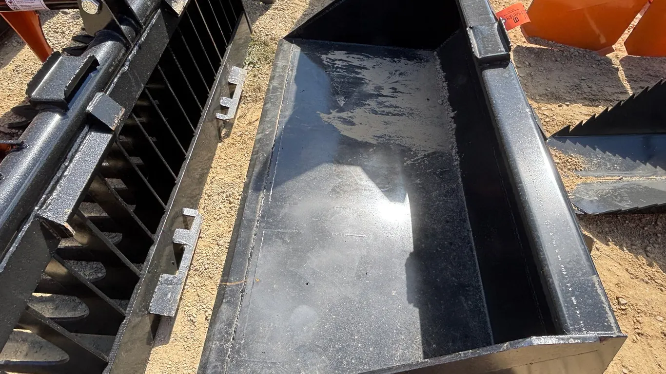 66" Bucket with Single Blade