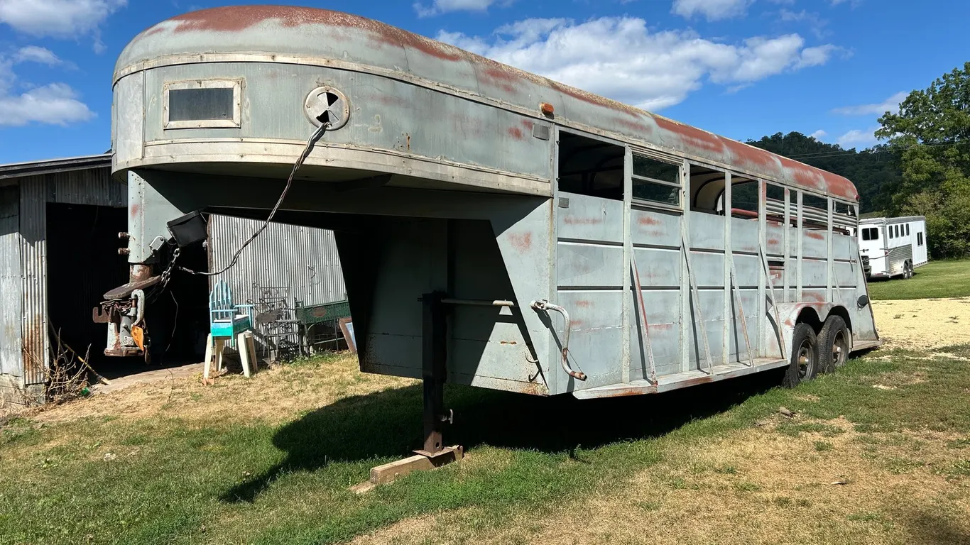 1990 Gooseneck Stock Trailer (WI Title in Delay) (Mondovi, WI)