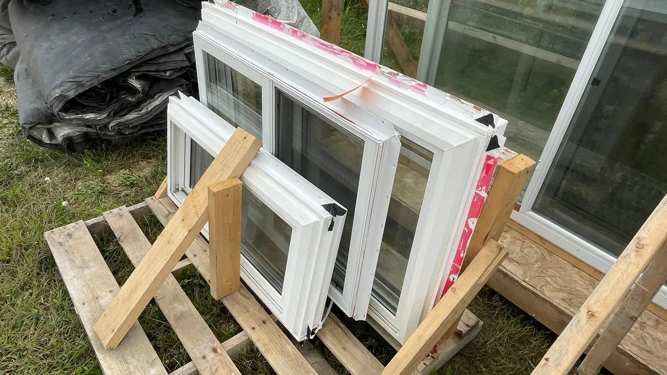 (3) Windows