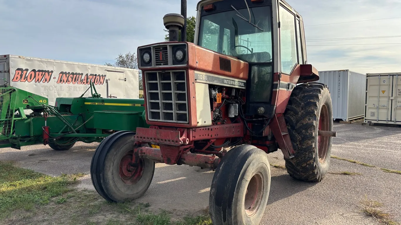 International 1086 Tractor