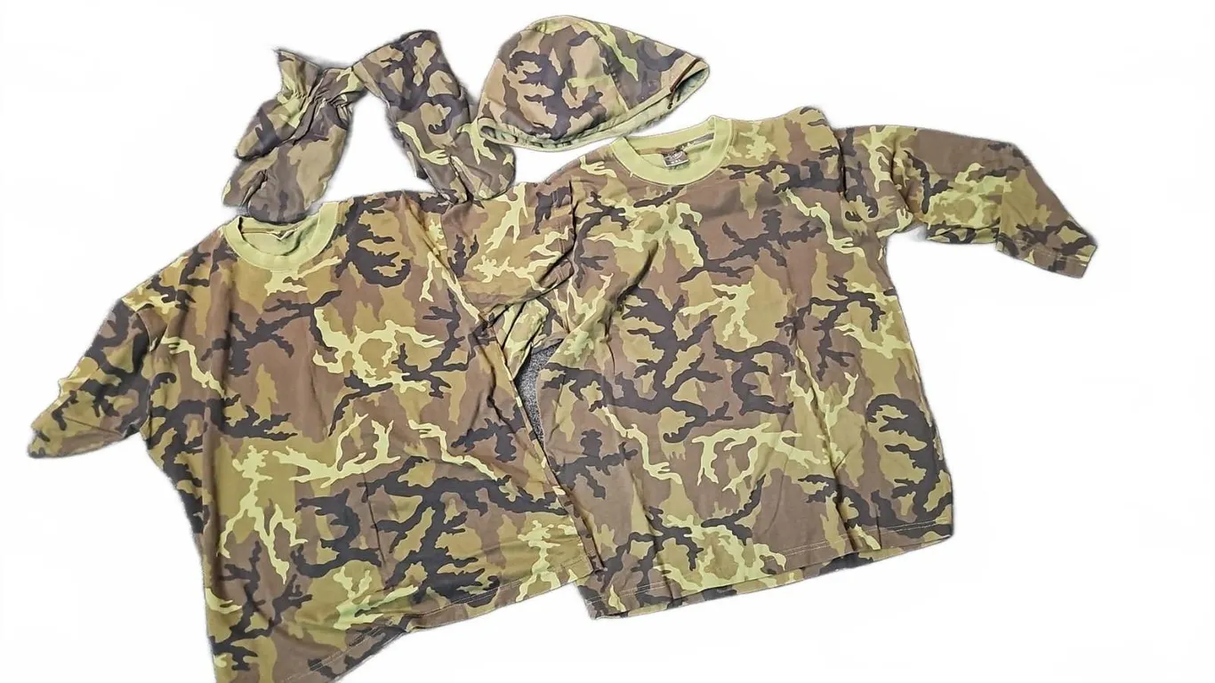 XXL Camouflage Hunting Clothing Set with Long Sleeve Shirts and Two Hoods