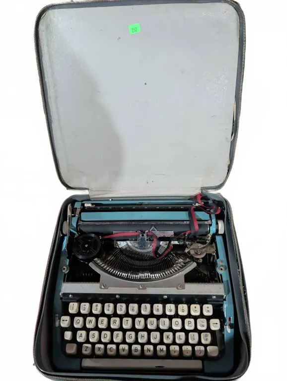 Portable Manual Typewriter with Carry Case