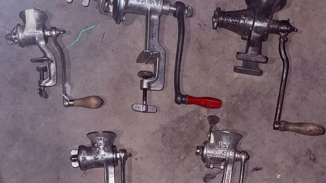 5 Manual Cast Iron Food Grinders and Choppers