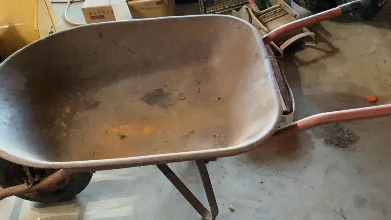 Metal Wheelbarrow with Pneumatic Tire and Dual Handles