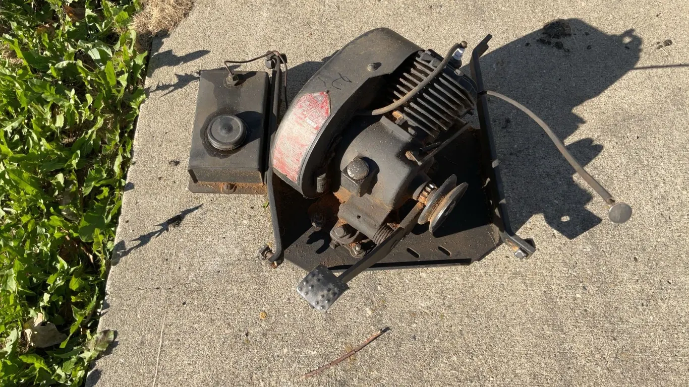 Briggs & Stratton 4 Cycle 2.5 HP Iron Horse Engine With Gas Tank