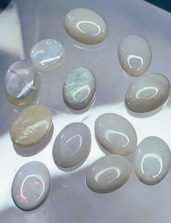 Opal (5.55 ct, 7×5 mm)