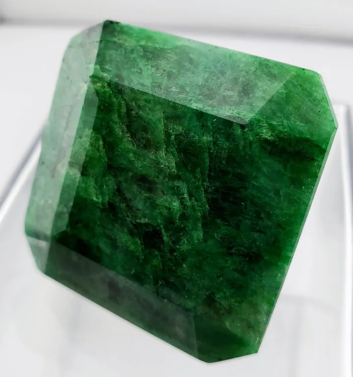 Emerald (558.0 ct, 43×43×25 mm)