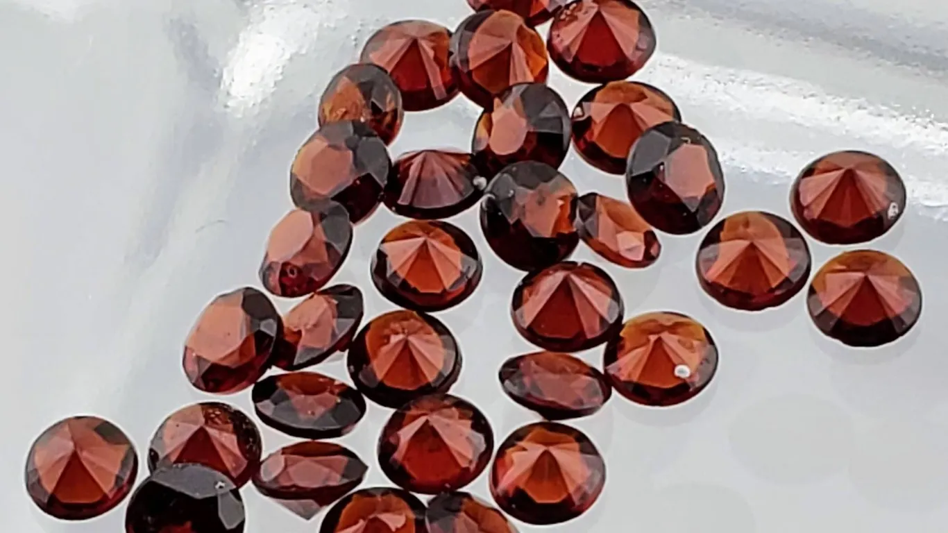 Garnet (5.45 ct, 4 mm)