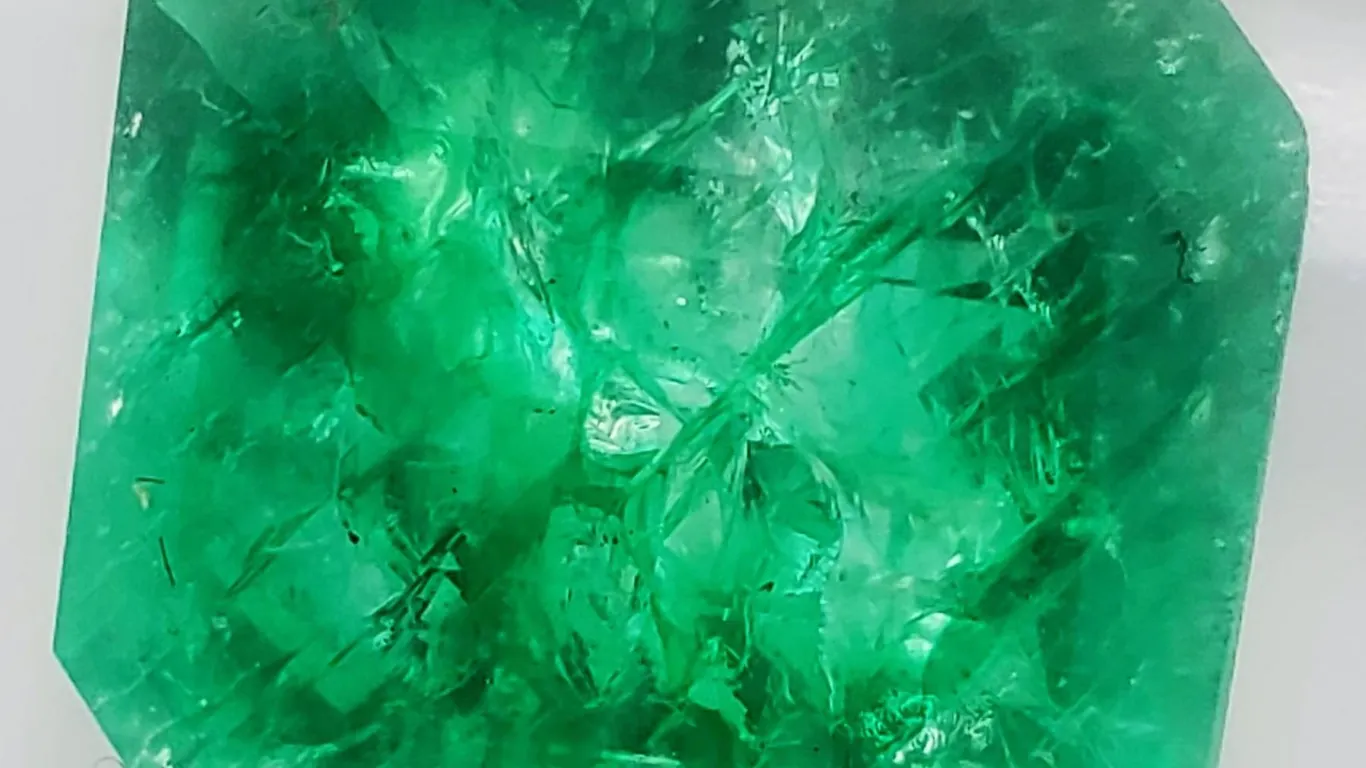 Emerald (9.82 ct, 14×11.5 mm)