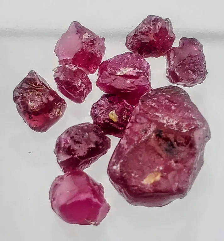 Ruby Crystals (15 ct, Assorted mm)