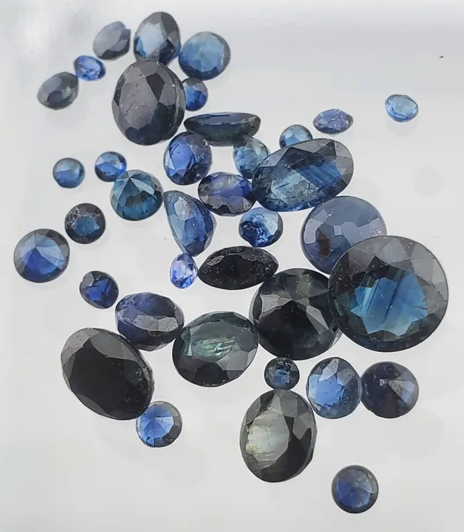 Sapphire (5.9 ct, 1.5 - 4.5 mm)