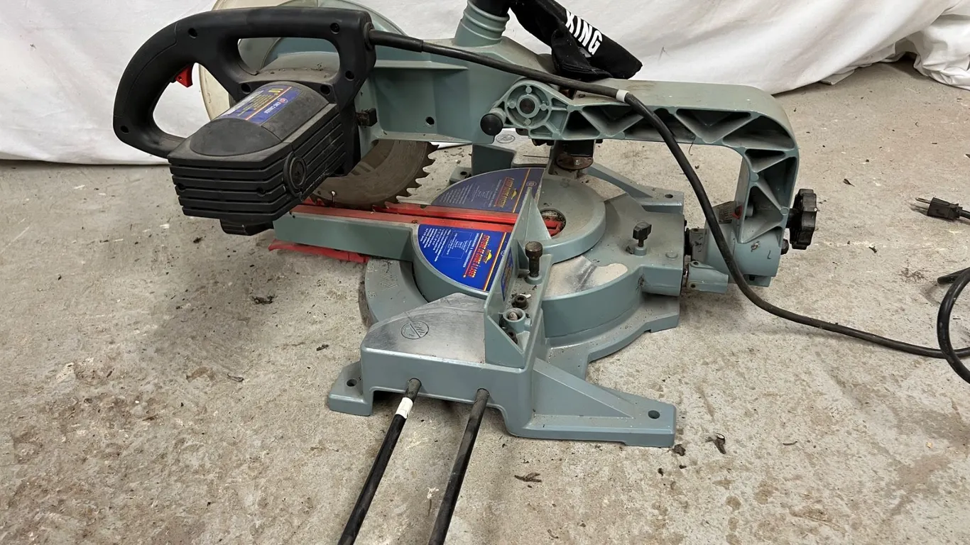 King Canada 10" Sliding Compound Miter Saw