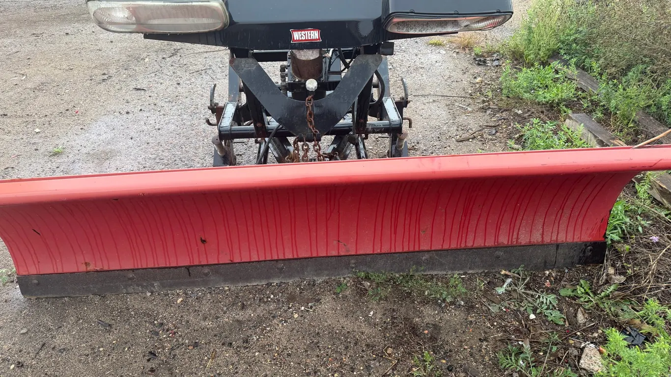 Western Plow 7’ snow plow for quick detach