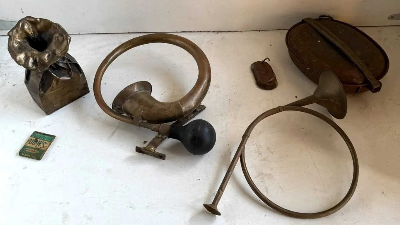 Brass Basket, (2) Horns, Meat Tray