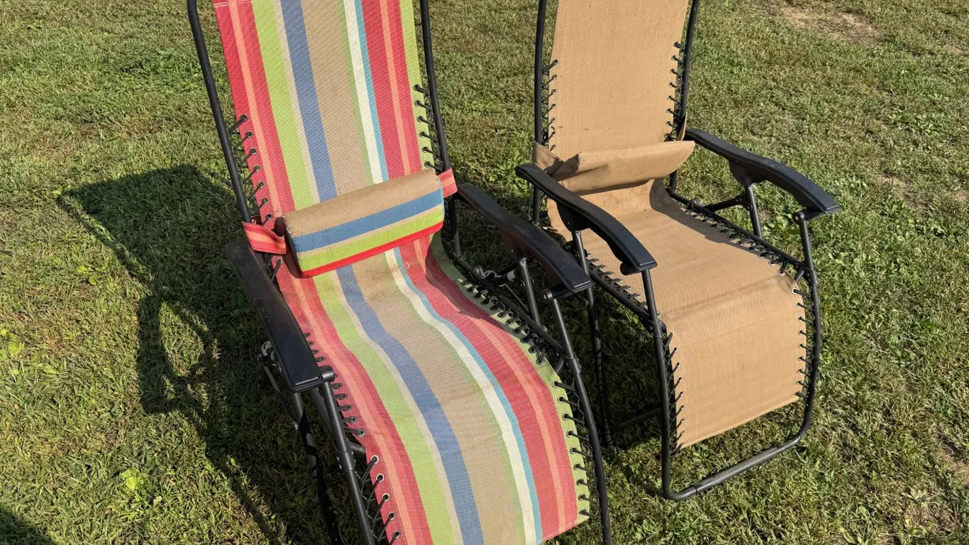 2 Folding Recliner Chairs