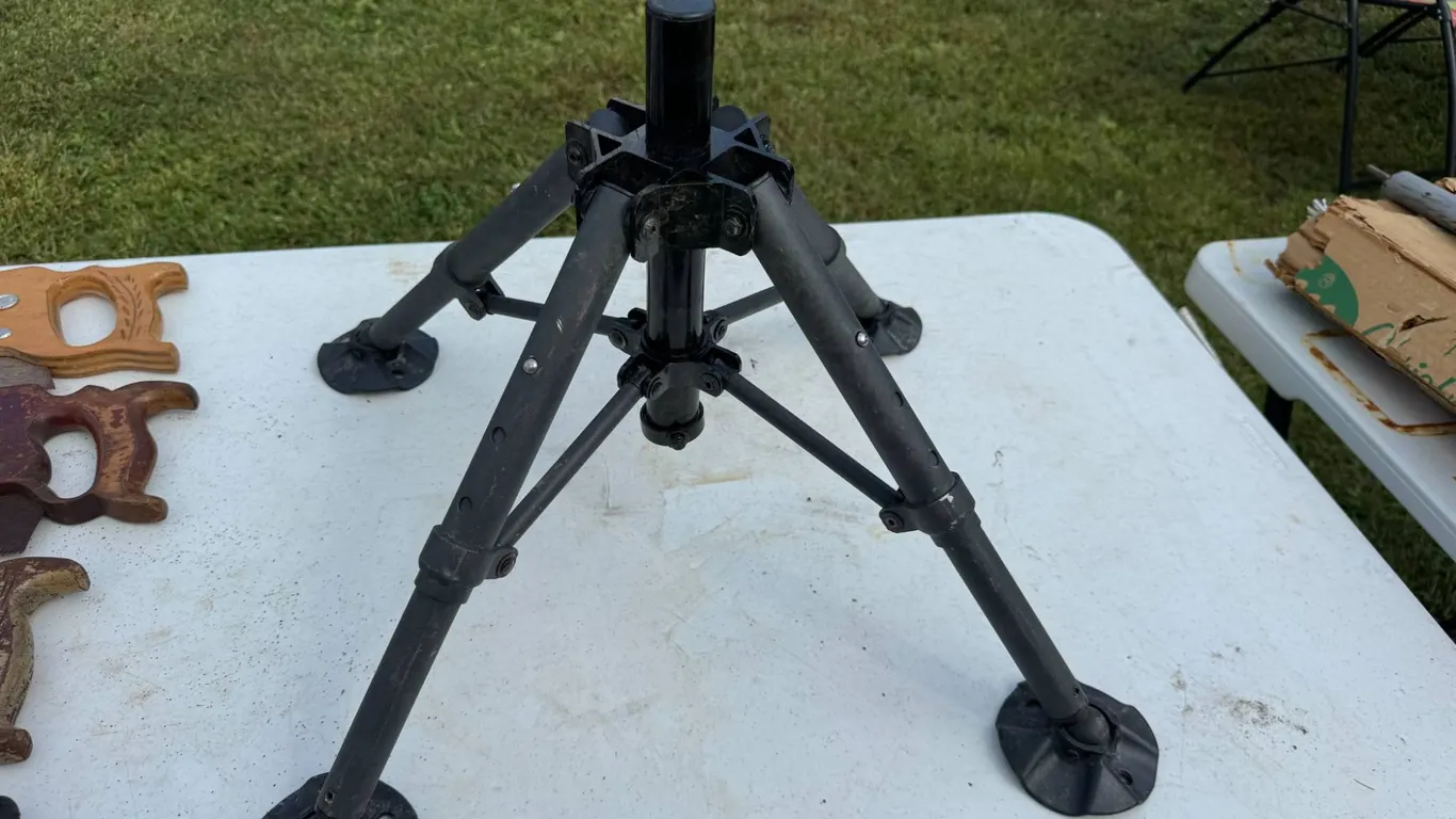 Metal Tripod Stand