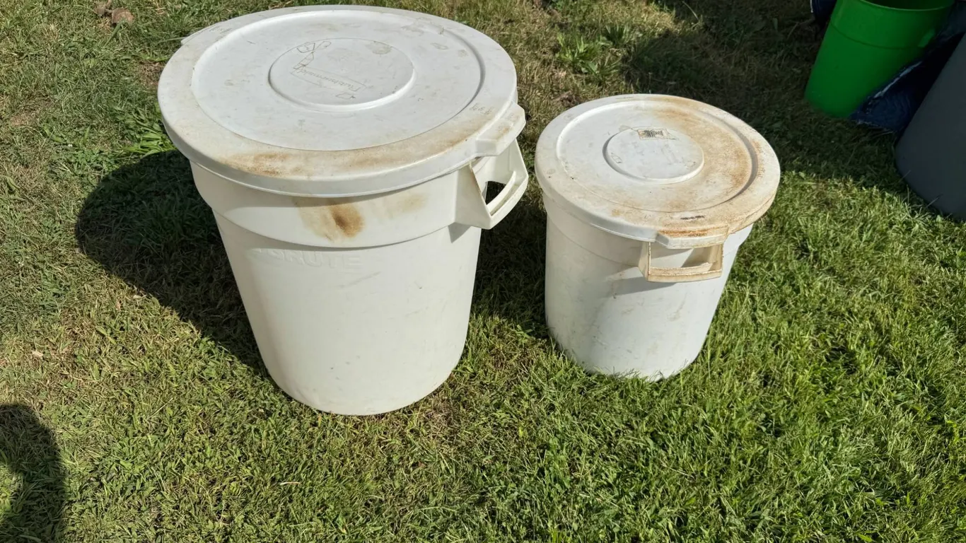 Rubbermaid Cans