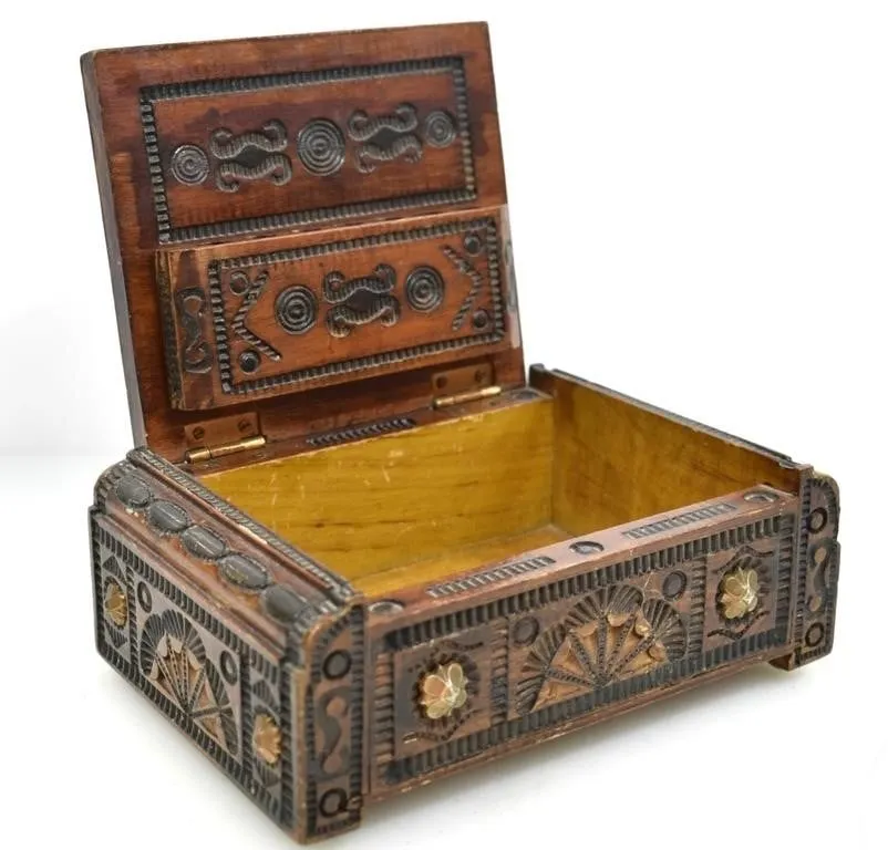 CARVED WOODEN CIGAR BOX