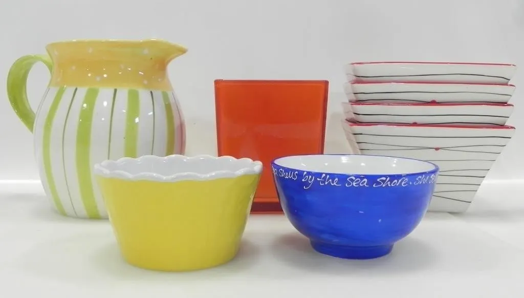 ASSORTED GLASS & CERAMIC PITCHER, BOWLS, PLATES