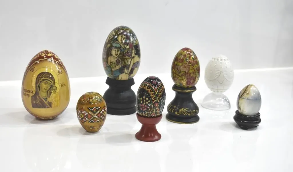 7 DECORATIVE EGGS W/ 5 DISPLAY STANDS