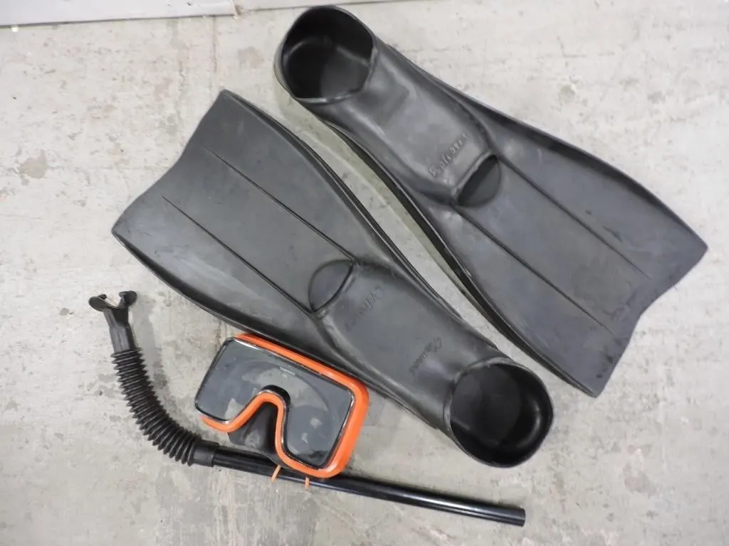 PAIR BLACK RUBBER SWIM FINS, DIVING MASK & SNORKEL