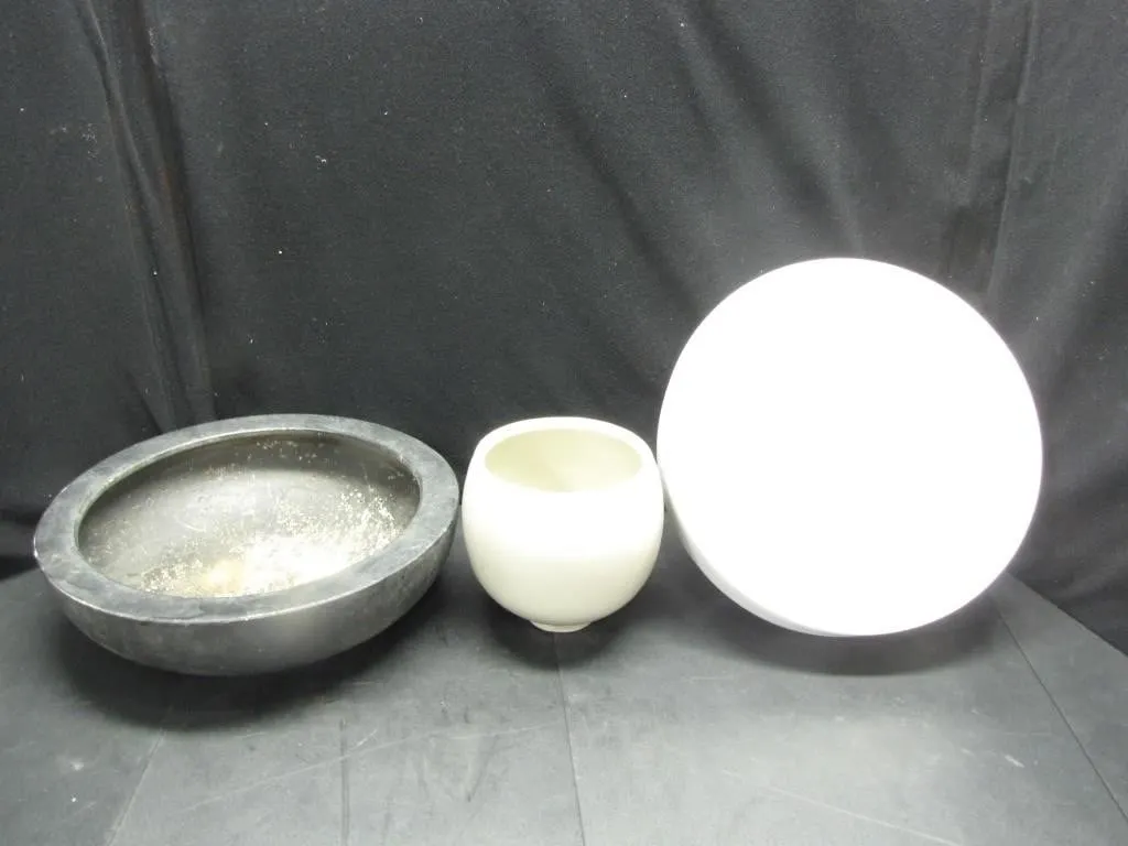 ASSORTED DECORATIVE BOWLS AND VASE
