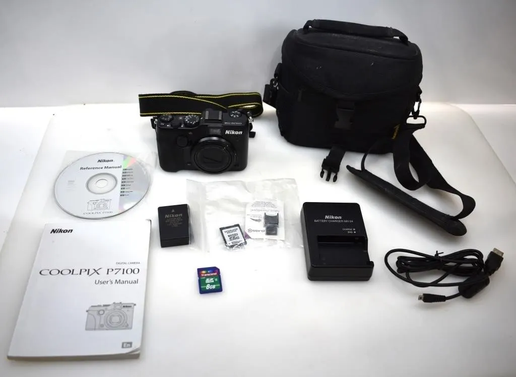NIKON COOLPIX P7100 + ACCESSORIES