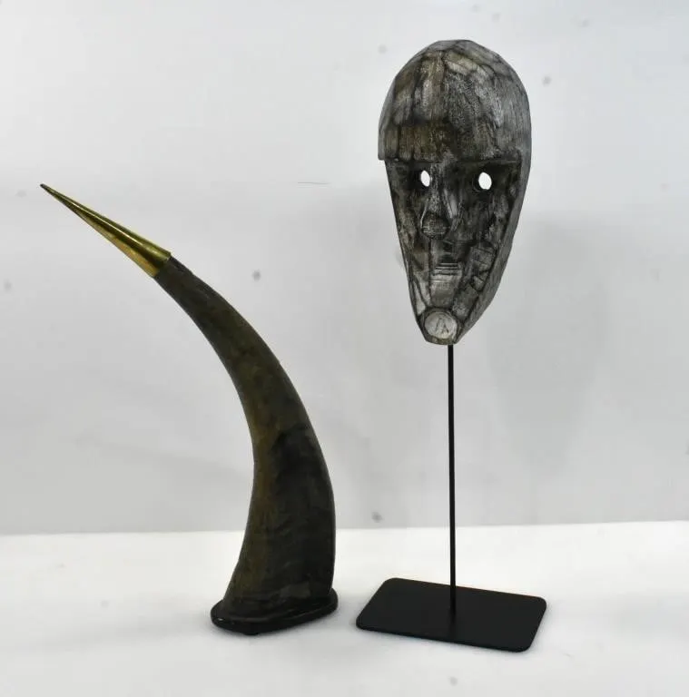 MOUNTED ANIMAL HORN & DECORATIVE TRIBAL MASK