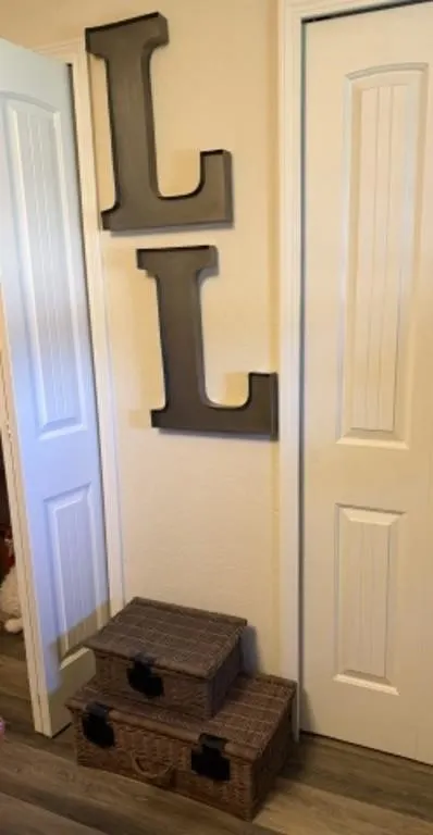 2 Metal Decorative Ls, 2 Baskets