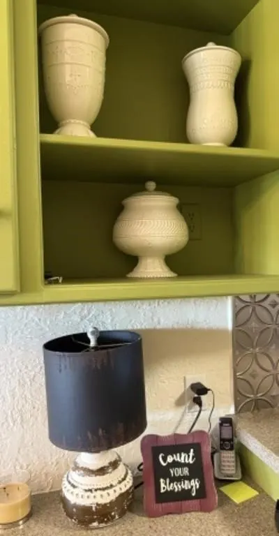 Candle, Table Lamp, Cannisters w/ Lids, D�cor