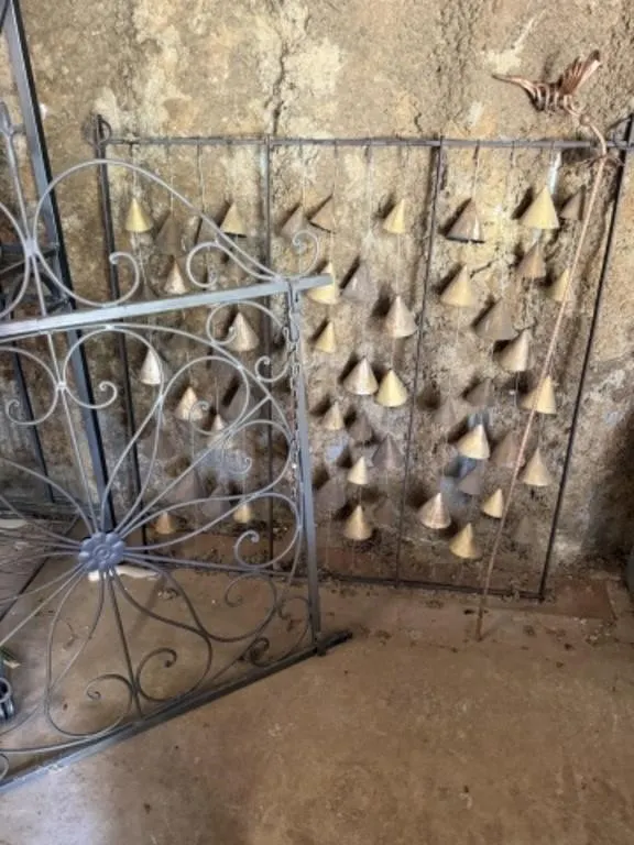 2 Metal Outdoor D�cor Pieces