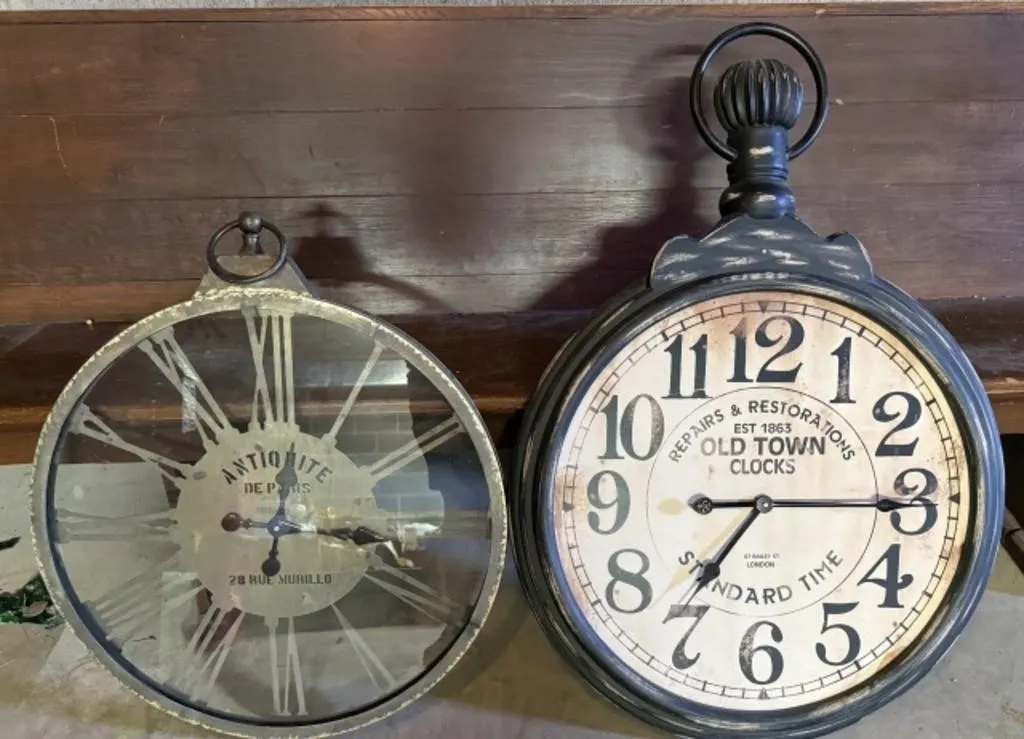 2 Wall Clocks
