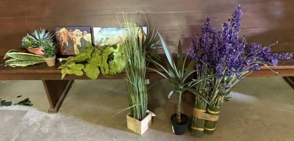 2 Canvas Wall Hangings, Artificial Plants/Flowers