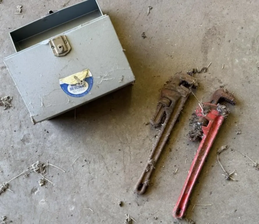 2 Pipe Wrenches, Porta File