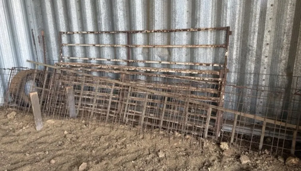 Extension Ladder Piece, Metal Fencing, 4+/- Metal