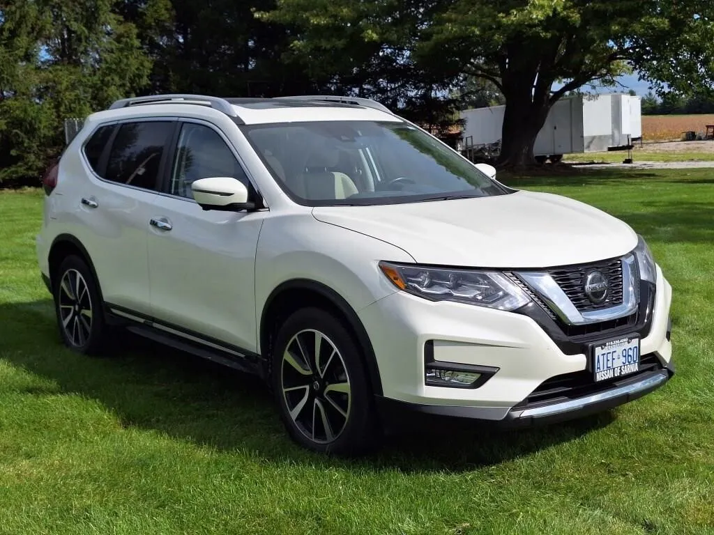 2018 Nissan Rogue SL- 31,820 +/- kms