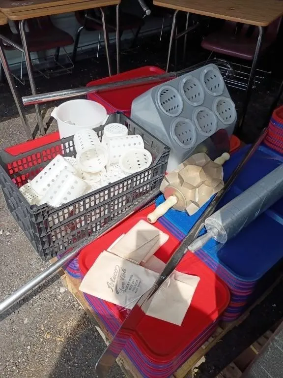 PaLLET OF MISC KITCHEN ITEMS
