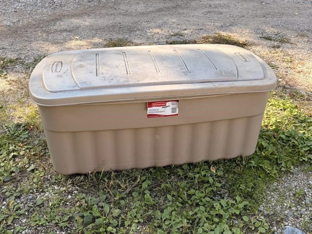 Large Rubbermate Tote w/Lid