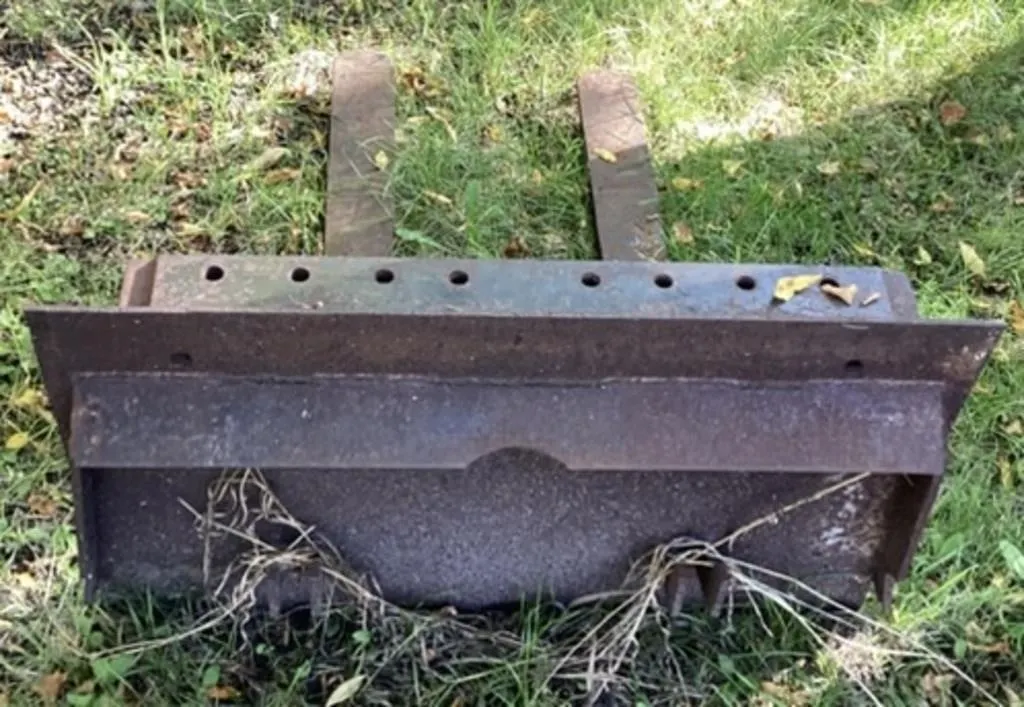 Pallet fork attachment fo NH skid steer