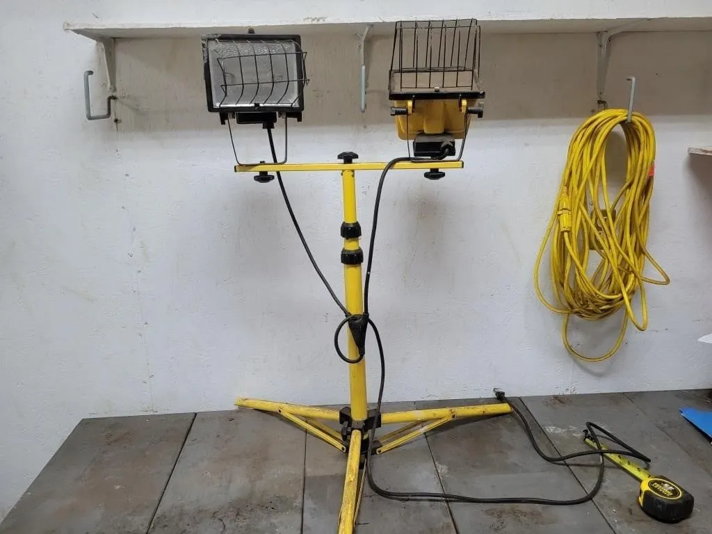 5' Adjustable Halogen Tripod Lights one side