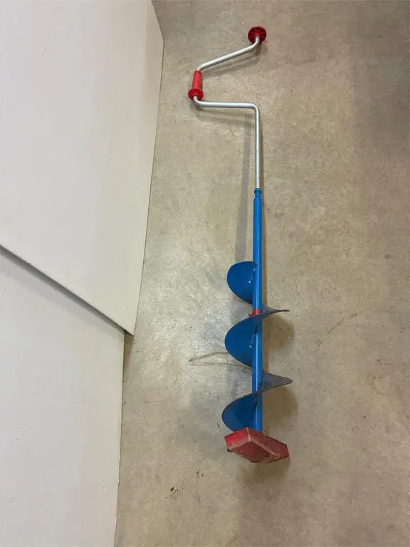 Ice Fishing Auger. Needs cleaning and sharpening