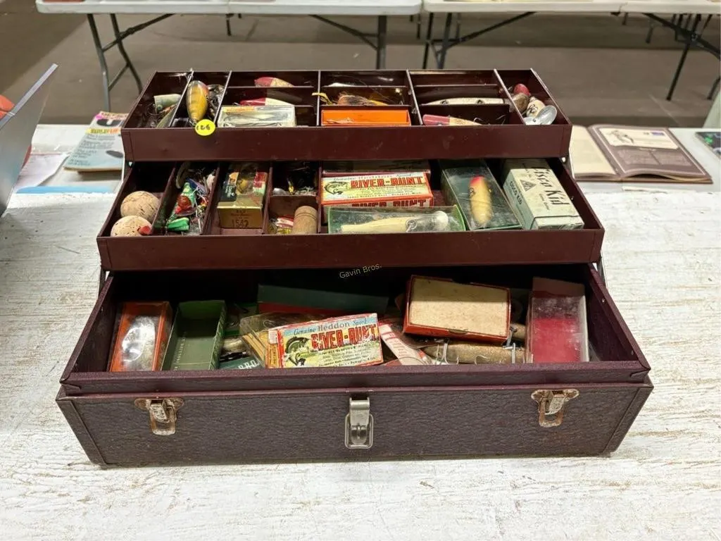 Tacklebox w/large lot of Vintage Fishing Lures