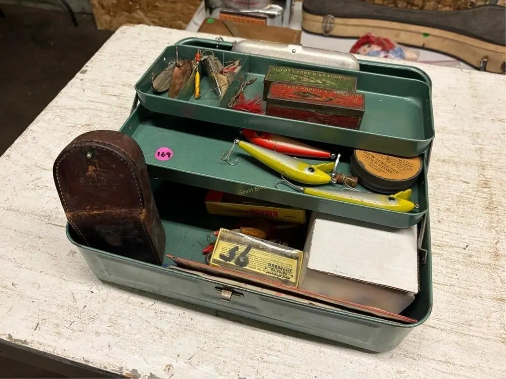 Tacklebox w/vintage Fishing Lures & Reel