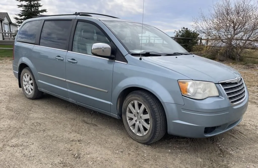 2010 Chrysler Town & Country Touring 4DR Van