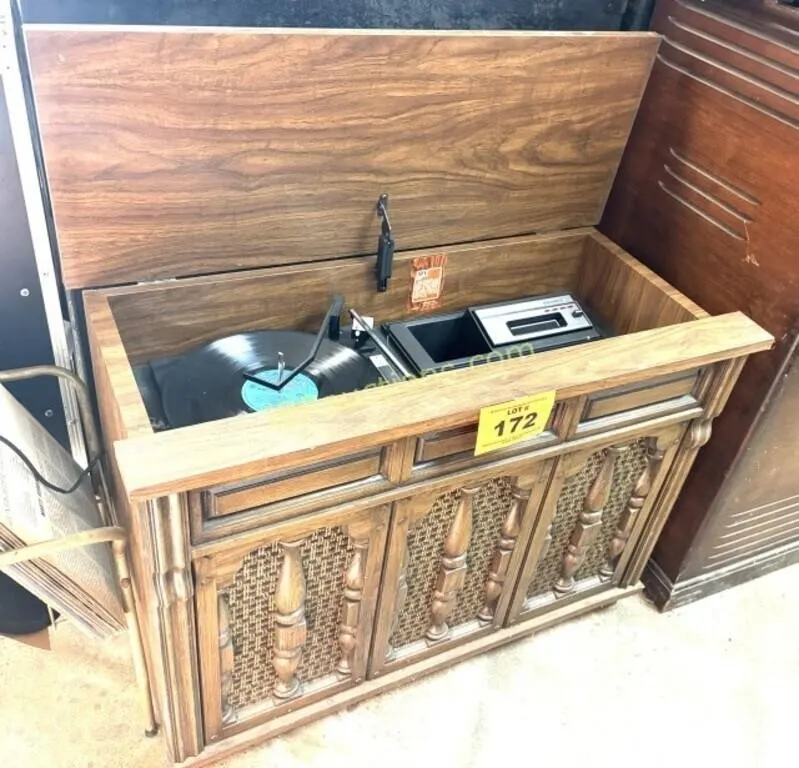 MAGNAVOX CONSOLE STEREO - 8-TRACK/PHONO NOT WORKIN