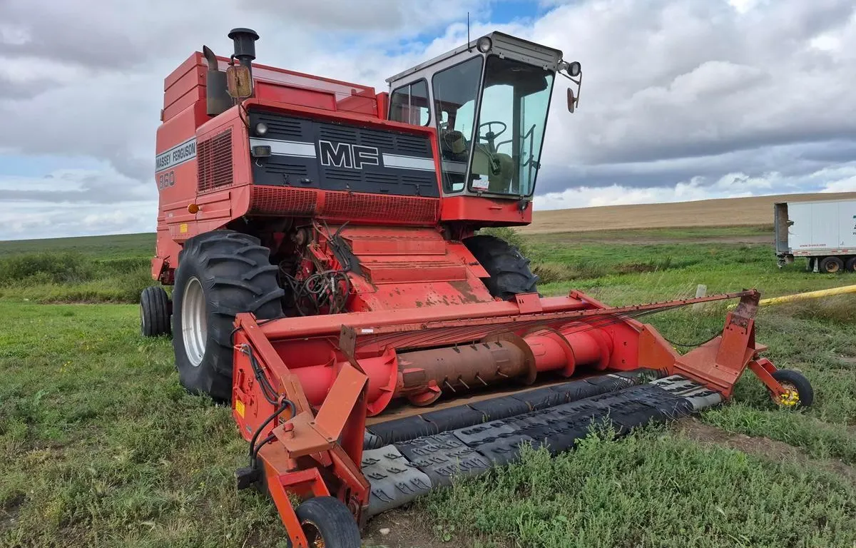 1984 Massey Ferguson 860 Combine with 9001 Header (Non-Runner)
UNRESERVED