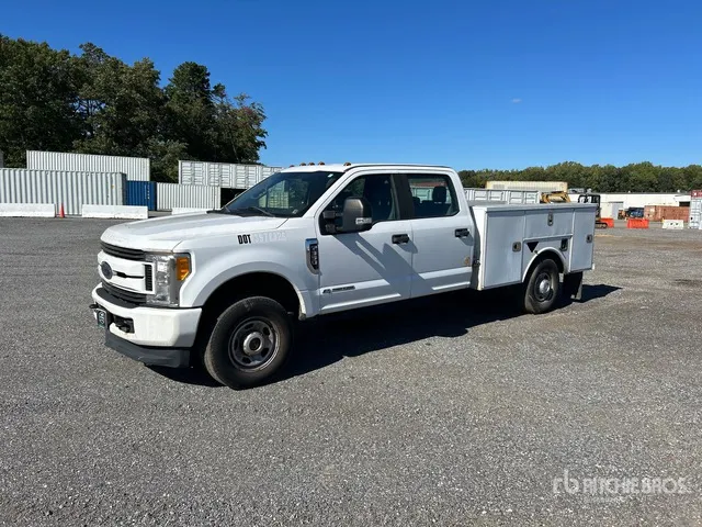 2017 Ford F-350 4x4 Crew Cab Utility Truck